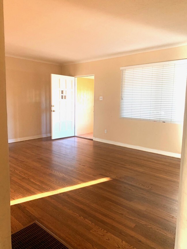 Foto del edificio - 3040 Mackland Ave NE
