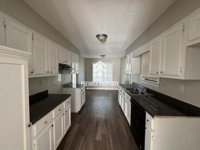 Building Photo - 425 Regis Cove