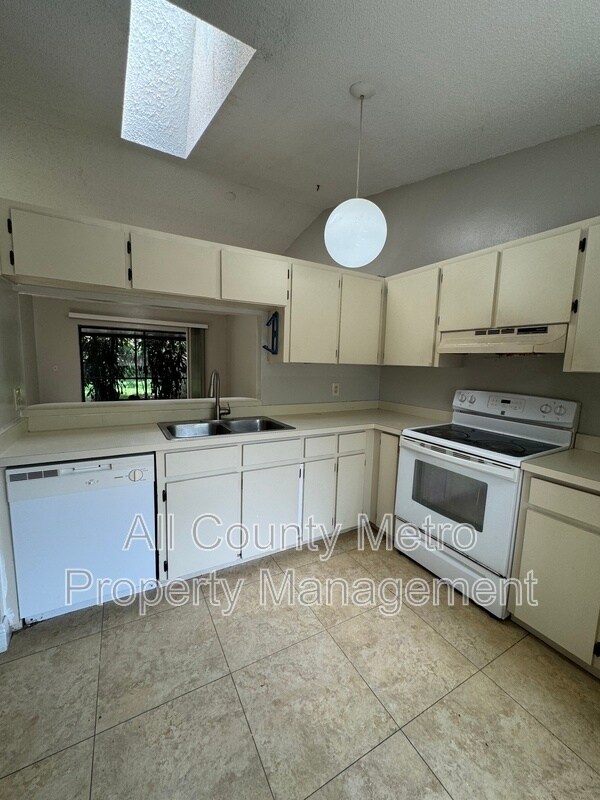 Building Photo - 9925 Burl Way