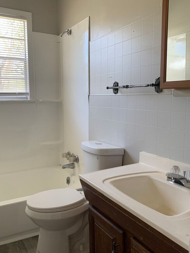 Foto del edificio - Available Now!  Complete Rehab! HUD Friendly!