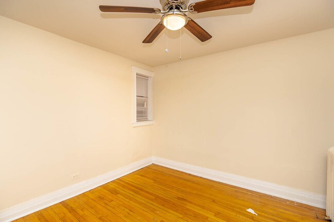 Building Photo - 1530 W Wilson Ave