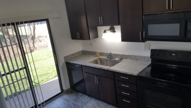 Foto del edificio - 1851 N Green Ln N
