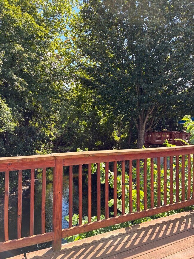 Foto del edificio - 1 bed 1 bath overlooking Quinebaug River