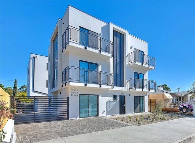 Foto principal - 5852 Vineland Ave