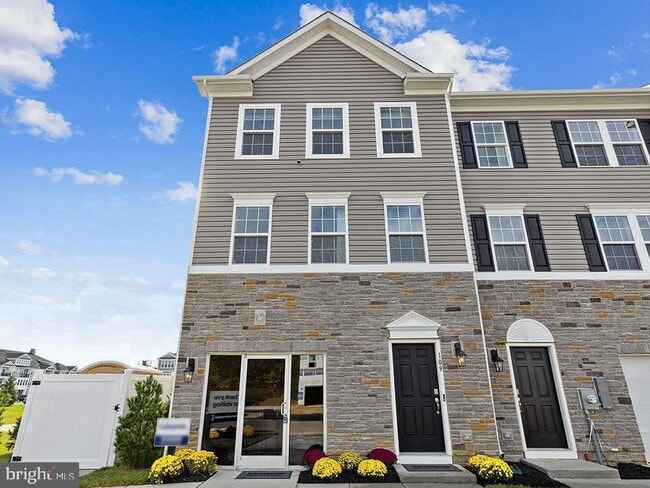 Building Photo - 216 Macoun Way