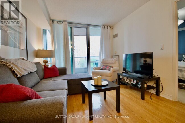 Photo du bâtiment - 1 Elm Dr W