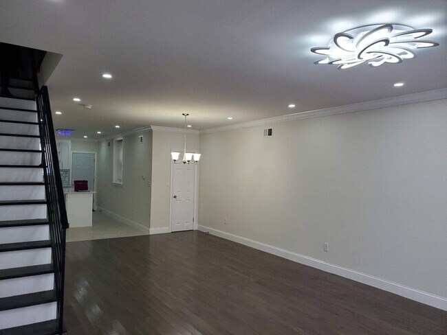 Building Photo - Recently Renovated 3-Bedroom Townhouse in ...