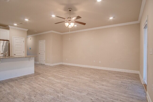 Foto del edificio - Spacious 3-Bed, 2.5-Bath Townhome Steps from Blue Wahoos Stadium & Palafox Street with Upgraded K...