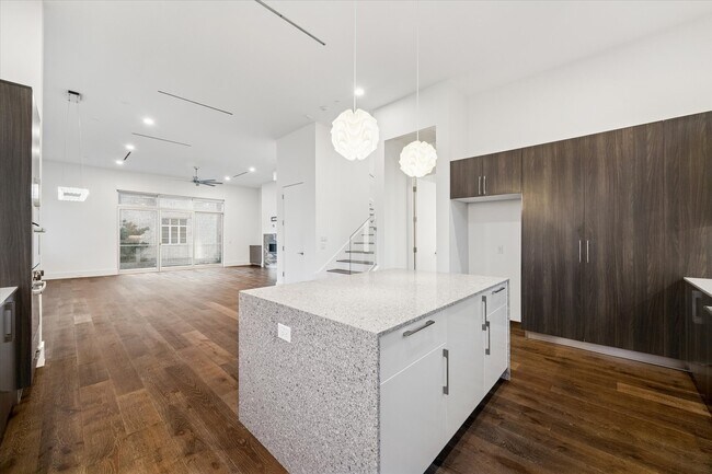 Foto del edificio - 1430 Lake Pointe Pkwy