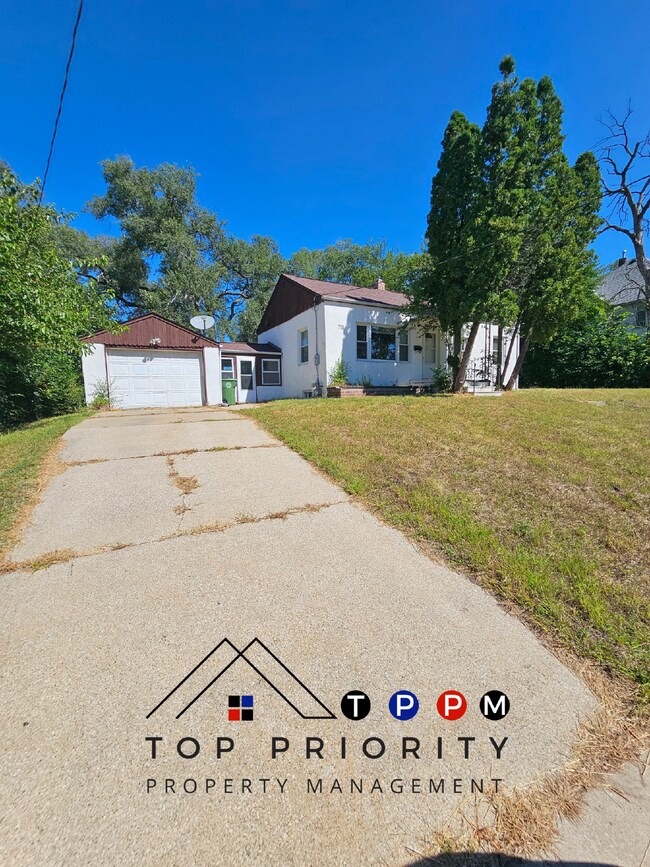 Building Photo - 3 Bedroom | 1 Bathroom Ranch-Style Home in...