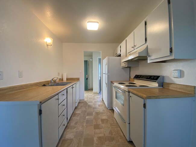 Building Photo - 1 bedroom, 1 bathroom upstairs unit