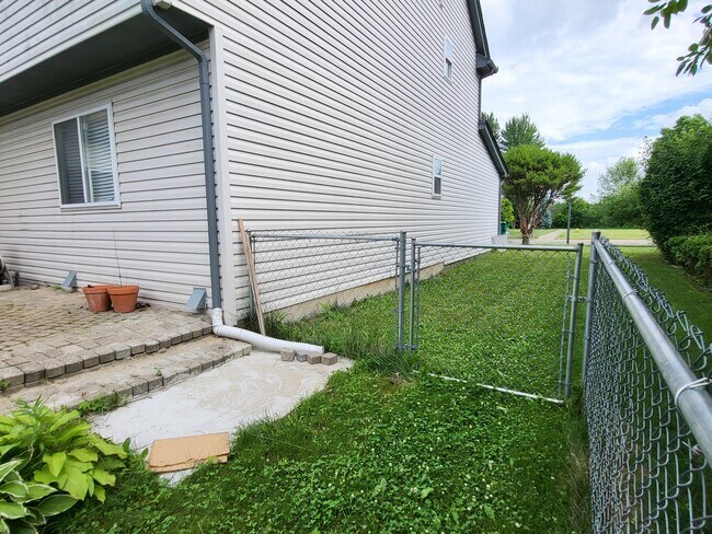 Building Photo - 7851 Thornhill Dr