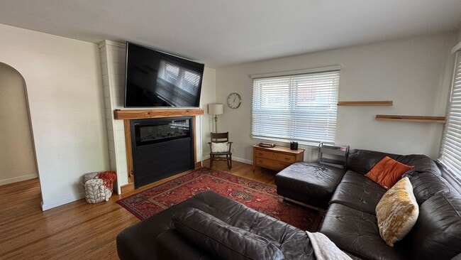 Building Photo - Adorable 3 Bedroom Home Near Lincoln Park!
