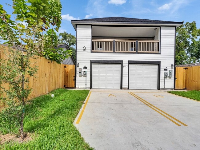 Building Photo - ? Spacious & Stylish 3-Bed Home – Garage I...