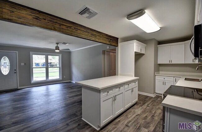 Foto del edificio - 1351 N Woodcrest Ave