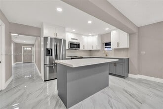 Building Photo - 951 W 30th St