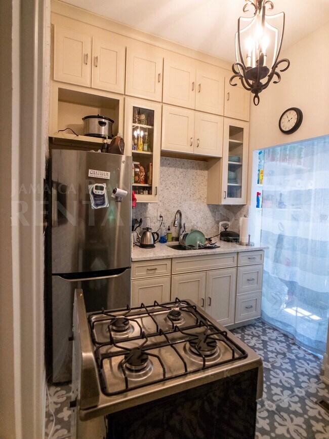 Building Photo - 271 Chestnut Ave