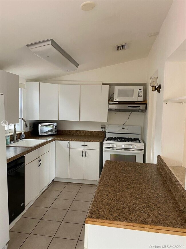 Building Photo - 2439 Coolidge St