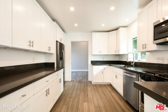 Building Photo - 2 br, 2 bath House - 602 Marine Street