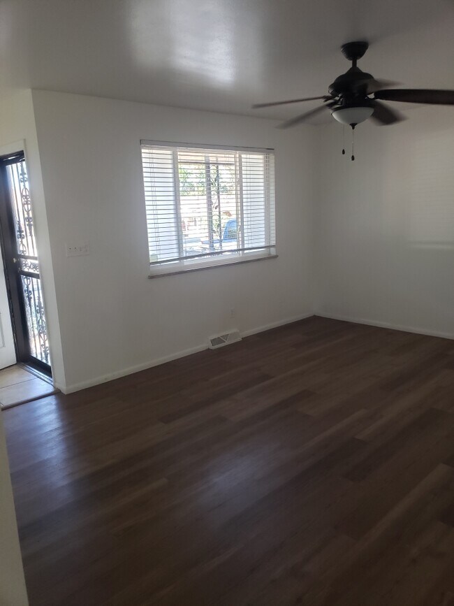 Living room - 5370 King Ct