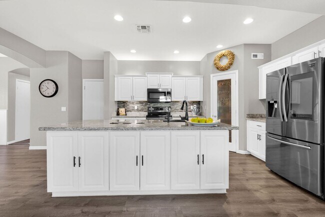 Building Photo - Stylish Home with Loft, Den, Great Room & ...
