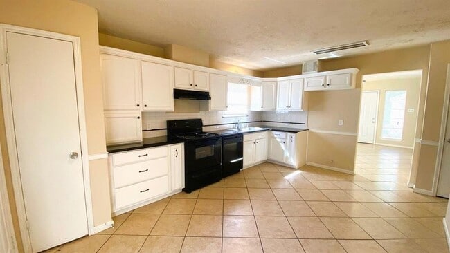 Building Photo - 4718 Reynaldo Dr