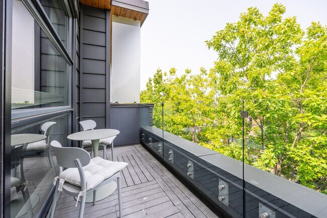 Photo du bâtiment - 242 Manning Ave