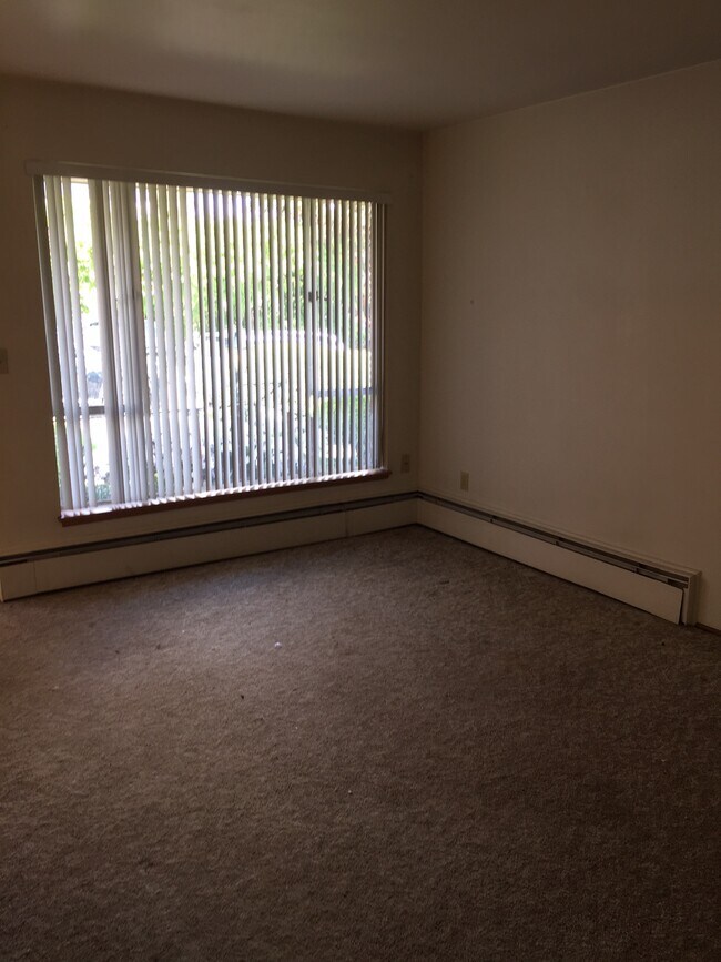 Building Photo - 563 Highland Dr