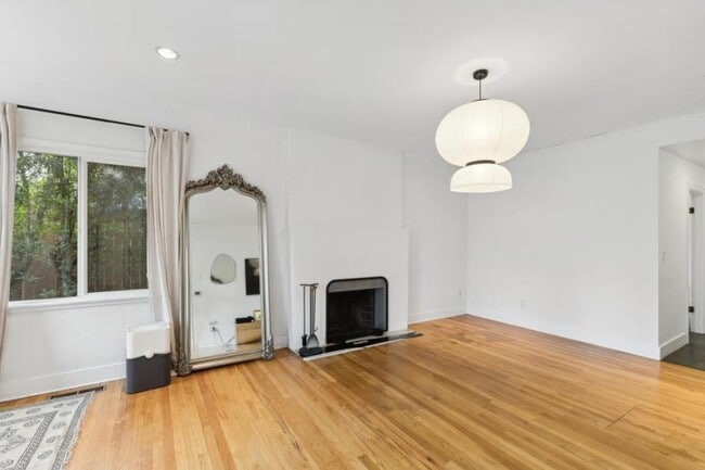 Building Photo - 2 bedroom in Seattle WA 98106
