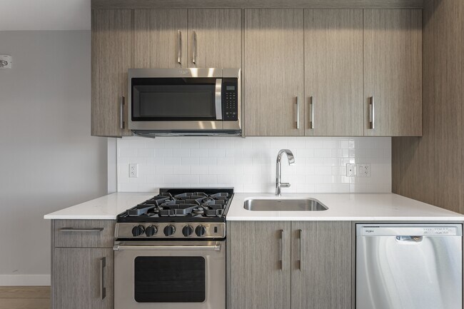 Photo du bâtiment - 110-18A 18a St NW