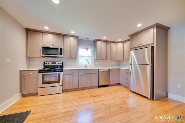 Foto del edificio - 157 River Rd