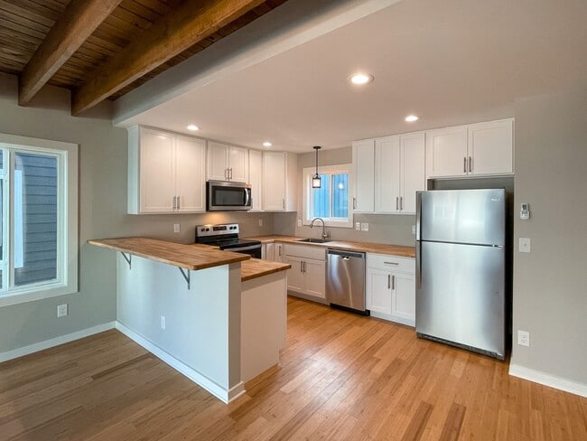 Building Photo - Beautiful Newer-Construction Cottage in So...