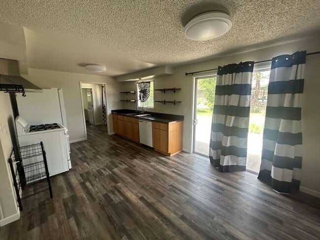 Building Photo - 1320 Summers Ln