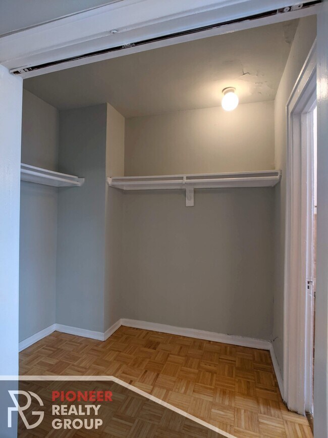 Foto del edificio - 737 W Belmont Ave