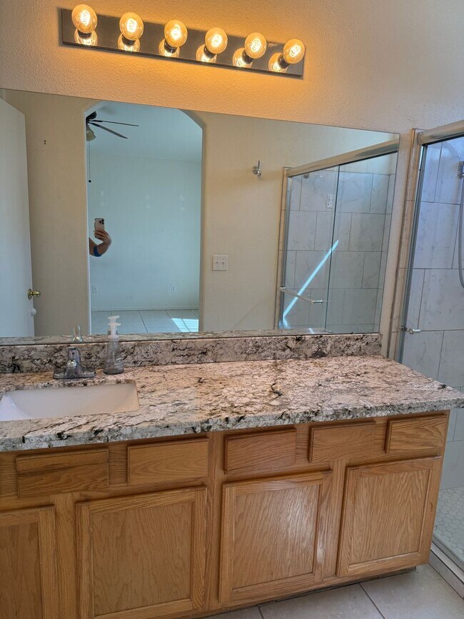 Foto del edificio - Delightful East Side 3 bedroom/2 bath Home...