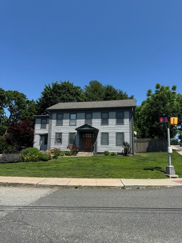 Primary Photo - 3 E Pattagansett Rd