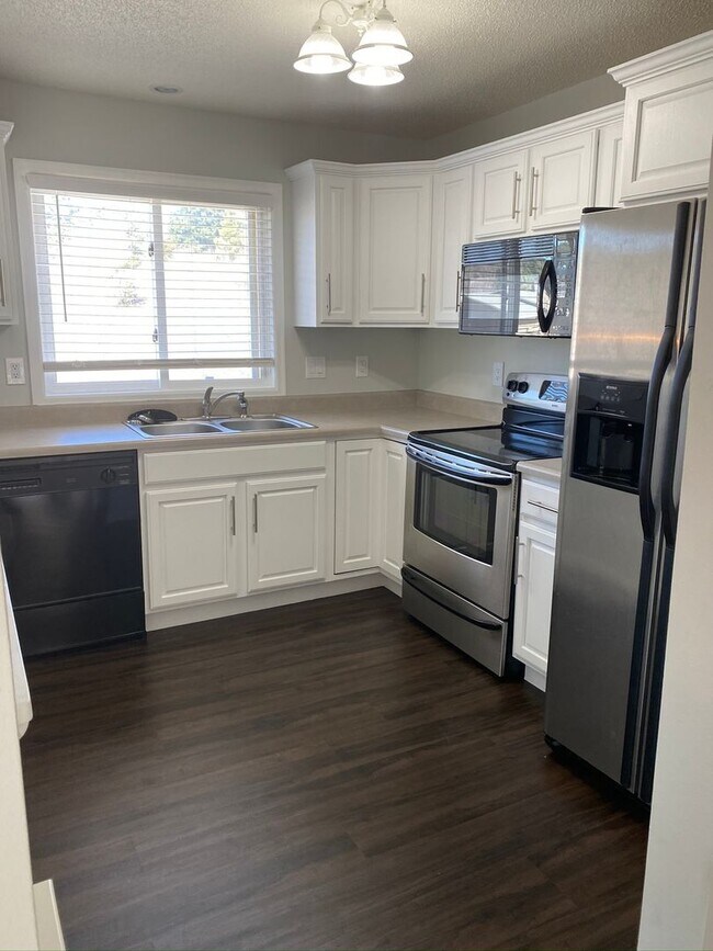 Foto del edificio - 3 BEDROOM | 2 BATH | DOUBLE GARAGE | WEST