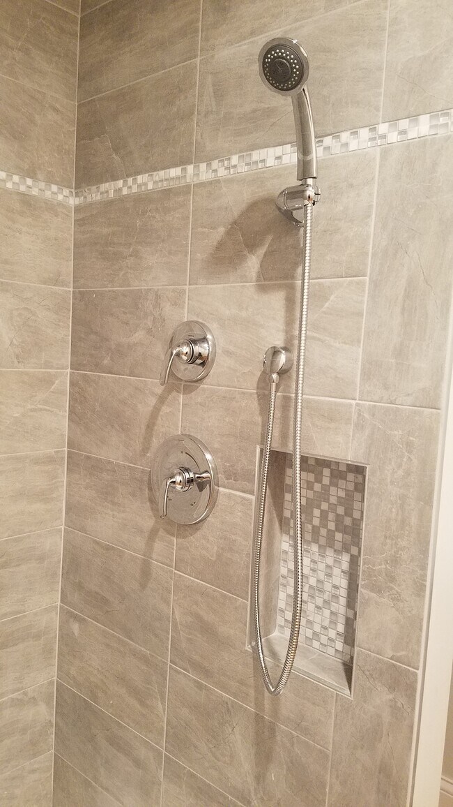 Baño completo en la primera planta - 573 Cambridge Street