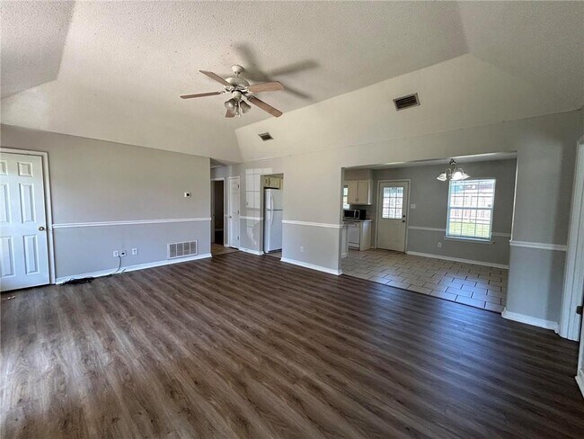 Foto del edificio - 6626 Woodside Ct E