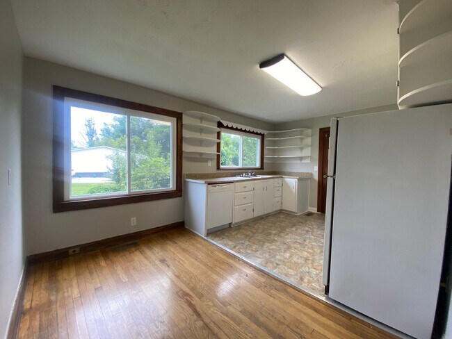 Building Photo - 3 Bedroom, 1 Bath Home Located in Baileyto...