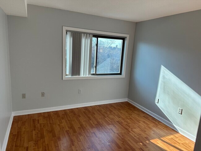 Building Photo - 200 Locust St