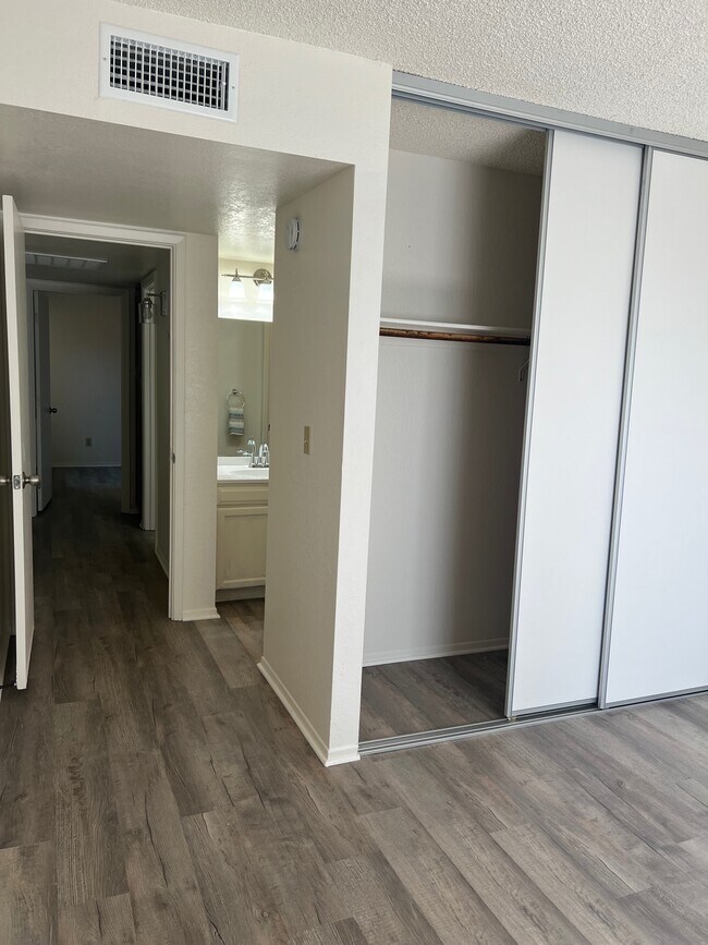 Foto del edificio - 8257 W Santa Cruz Blvd