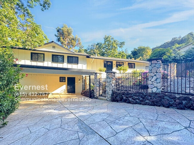 Building Photo - Spacious 4-Bedroom Home with Fireplace, De...