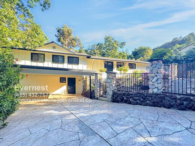 Foto del edificio - Spacious 4-Bedroom Home with Fireplace, De...