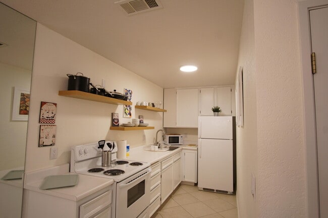 Building Photo - 2801 Los Felices Cir E