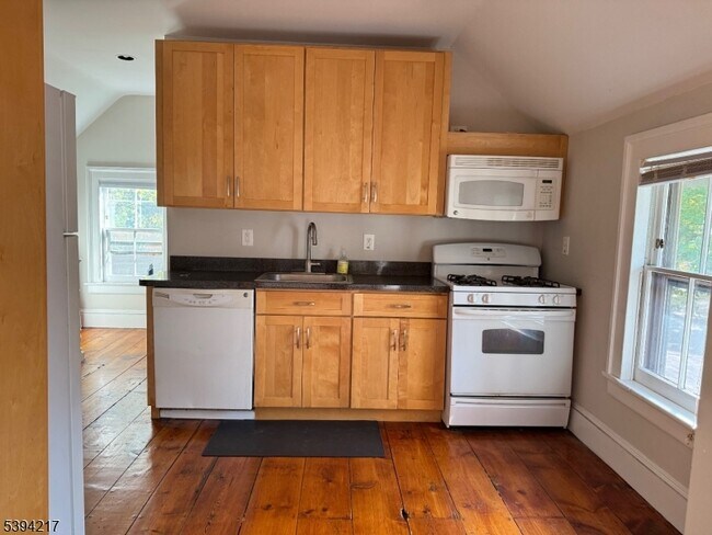 Foto del edificio - 127 Midland Ave