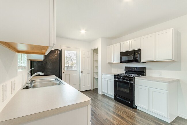 Foto del edificio - 5402 Logan Dale Dr