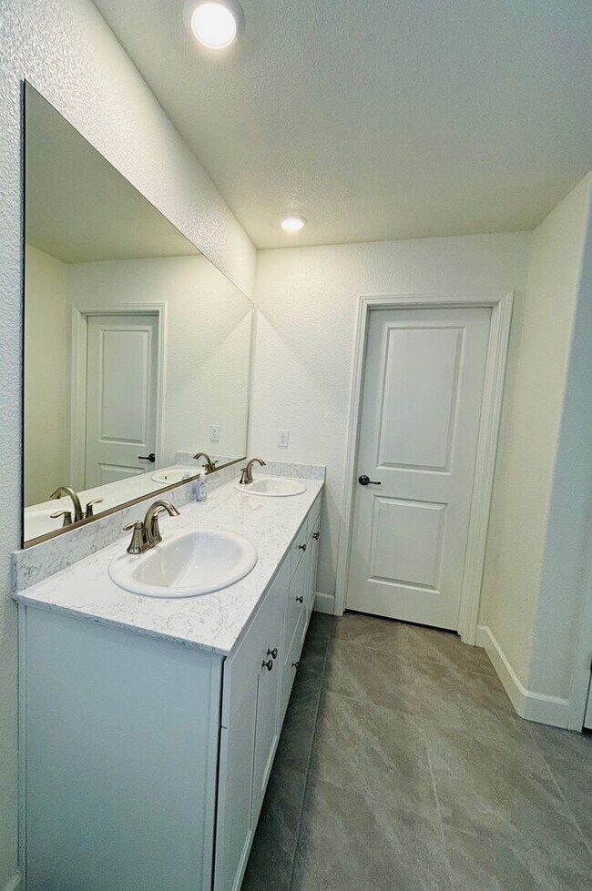 Foto del edificio - Brand New 4 Bedroom Home