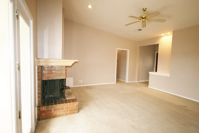 Foto del edificio - 4 Bed Brick Home! Zia School District! - Pets Welcome!!!