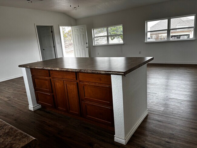 Foto del edificio - 240 Country Club Rd